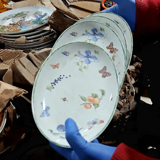 摆件盘子碗茶壶啥都有