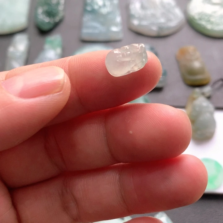 翡翠颈饰未镶嵌噗****噗皮休