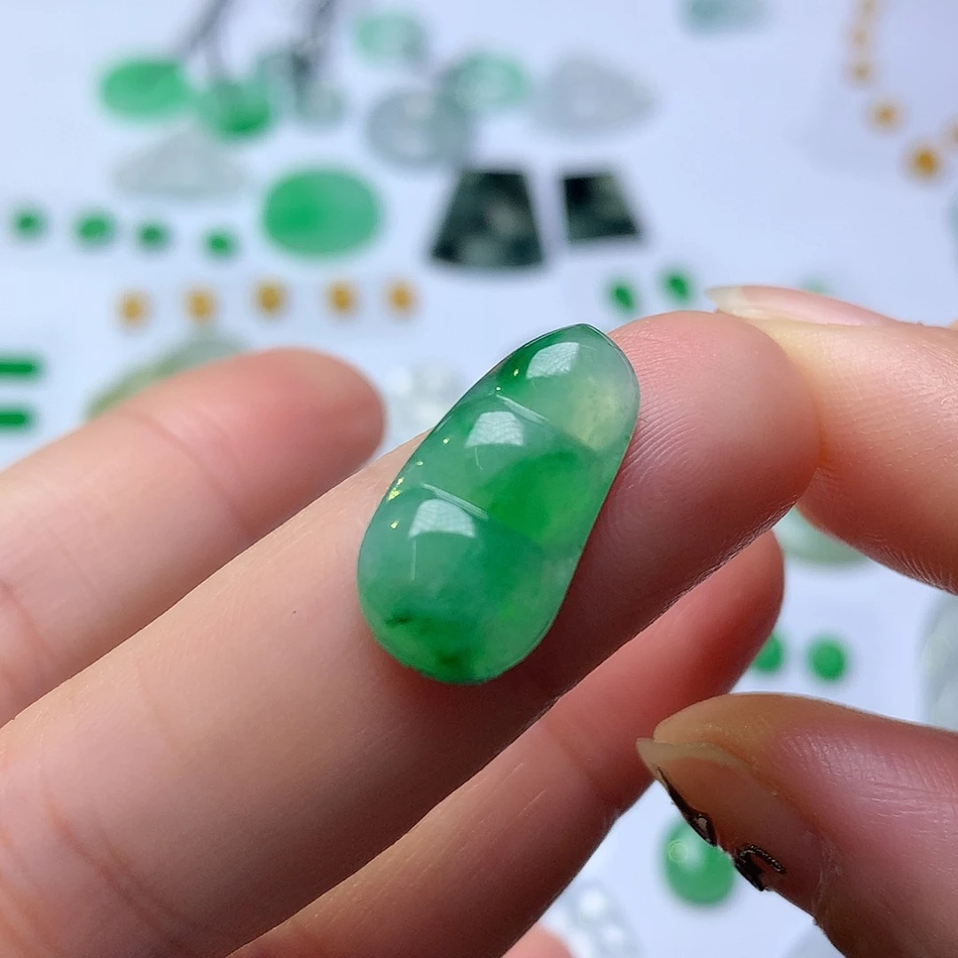 翡翠未镶嵌颈饰豆