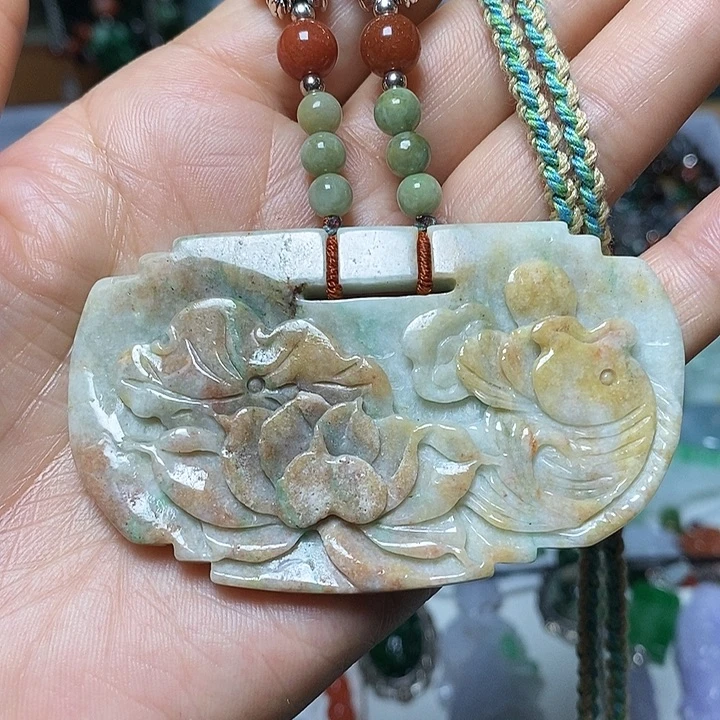 翡翠未镶嵌吊坠(赠链)