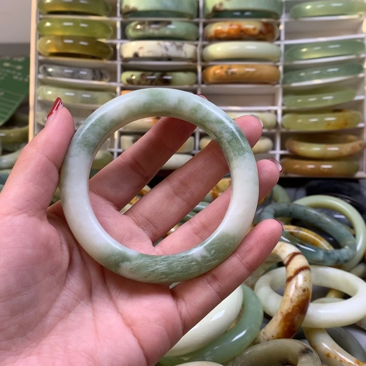 蛇纹石玉手镯未镶嵌