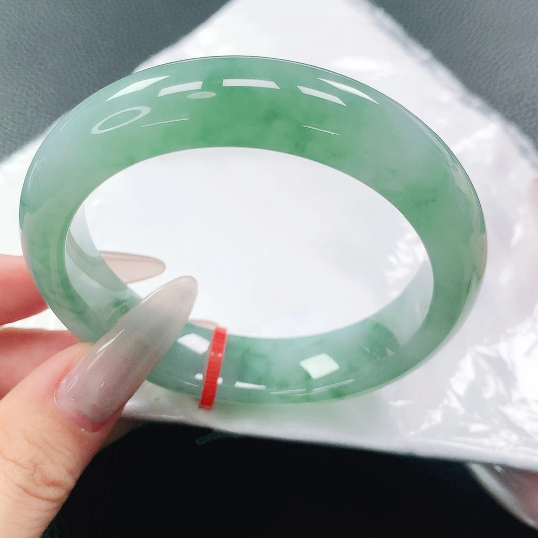 翡翠手镯未镶嵌55圈