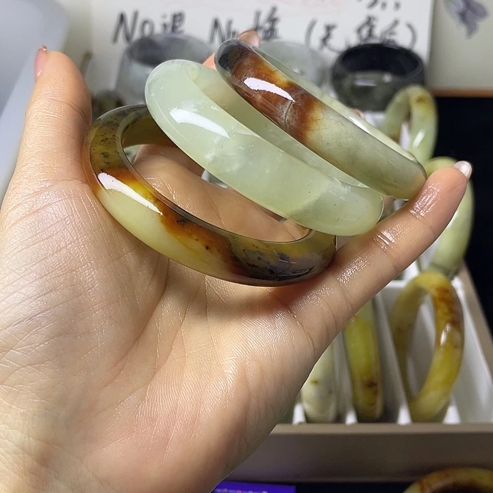 张***蕾蛇纹石玉未镶嵌手镯