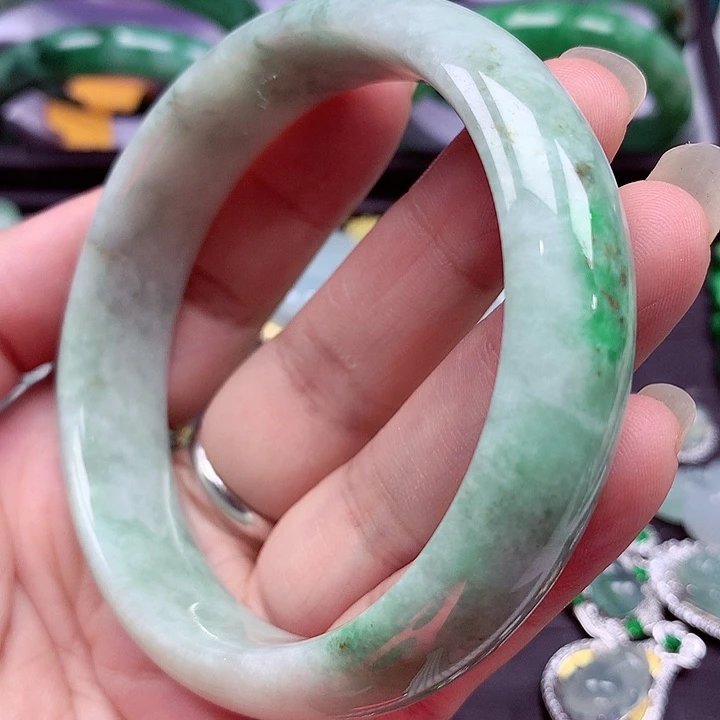 翡翠手镯未镶嵌翡翠