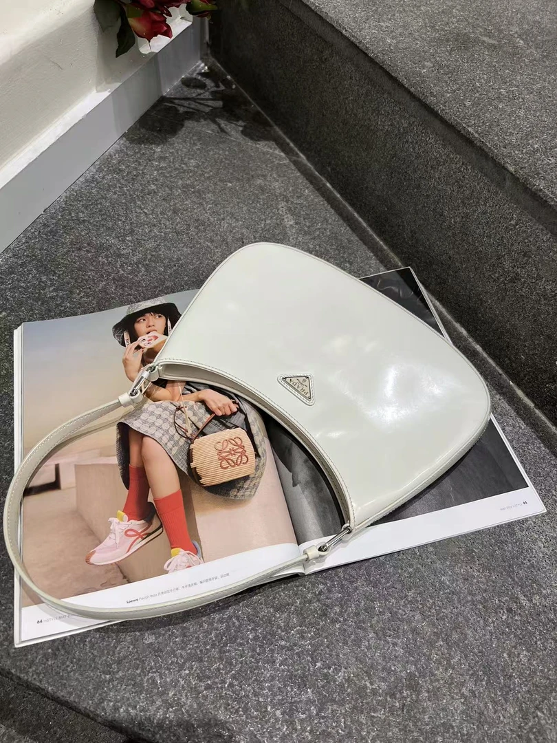 95新 Prada/普拉达 白色亮面腋下手提包A1338