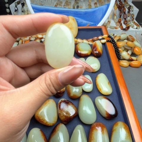 和田玉颈饰未镶嵌荒****田