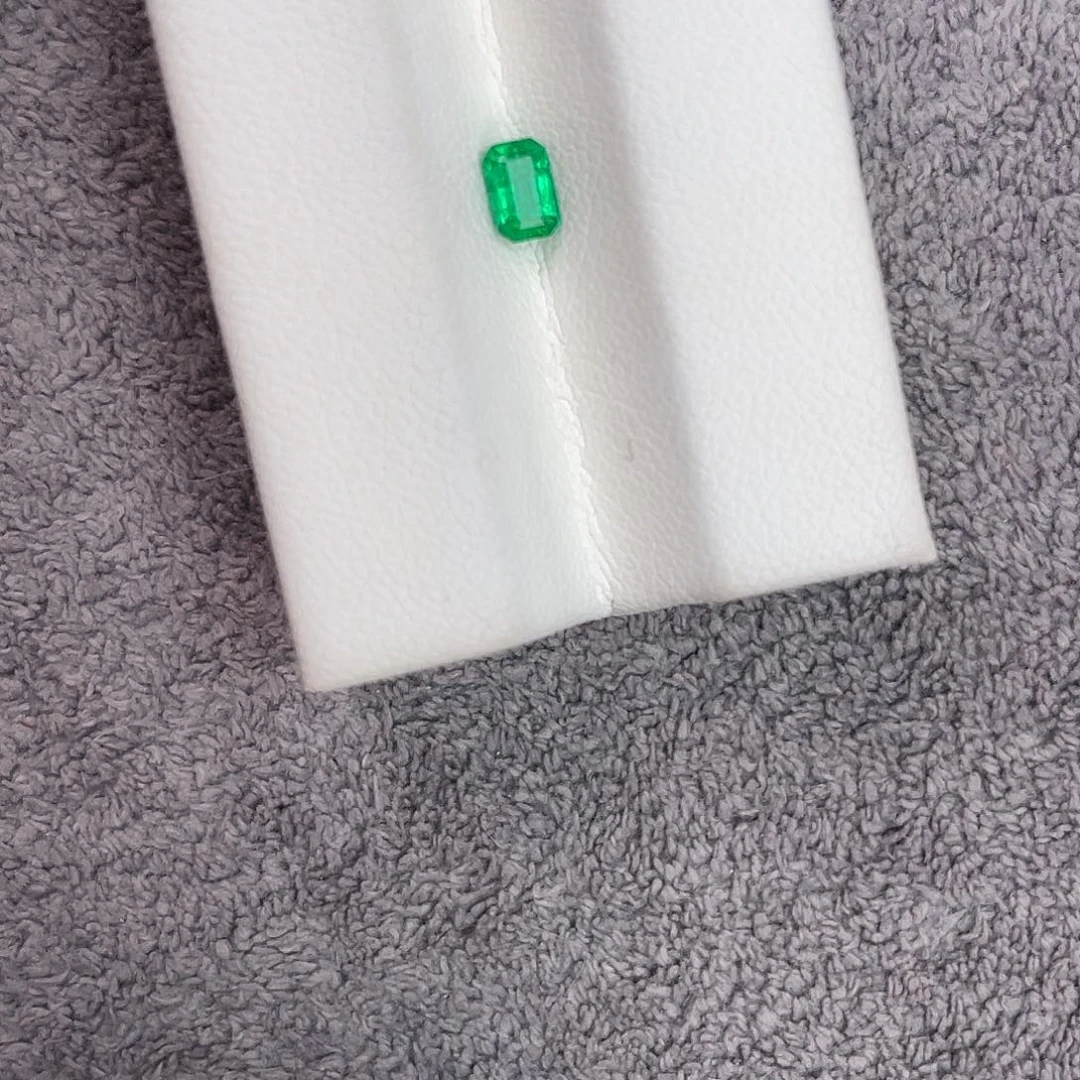 祖母绿裸石未镶嵌瞅*0.32Ct。