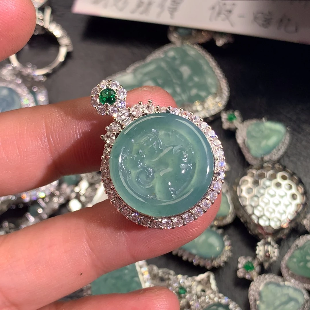 翡翠颈饰未镶嵌麒麟牌