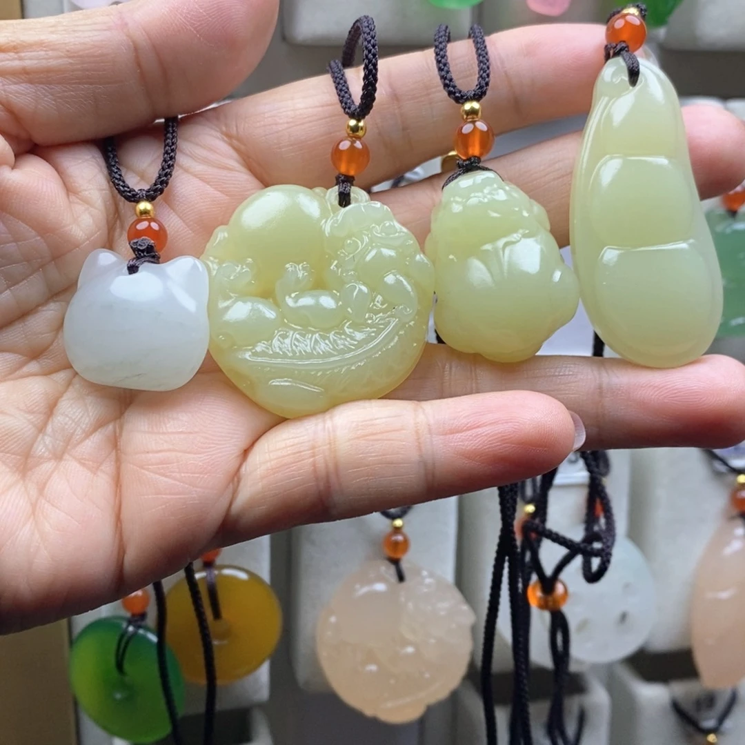颈饰未镶嵌石英质玉（金丝玉）九*狐