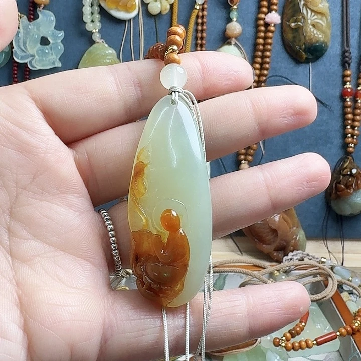 未镶嵌蛇纹石玉颈饰虫**?