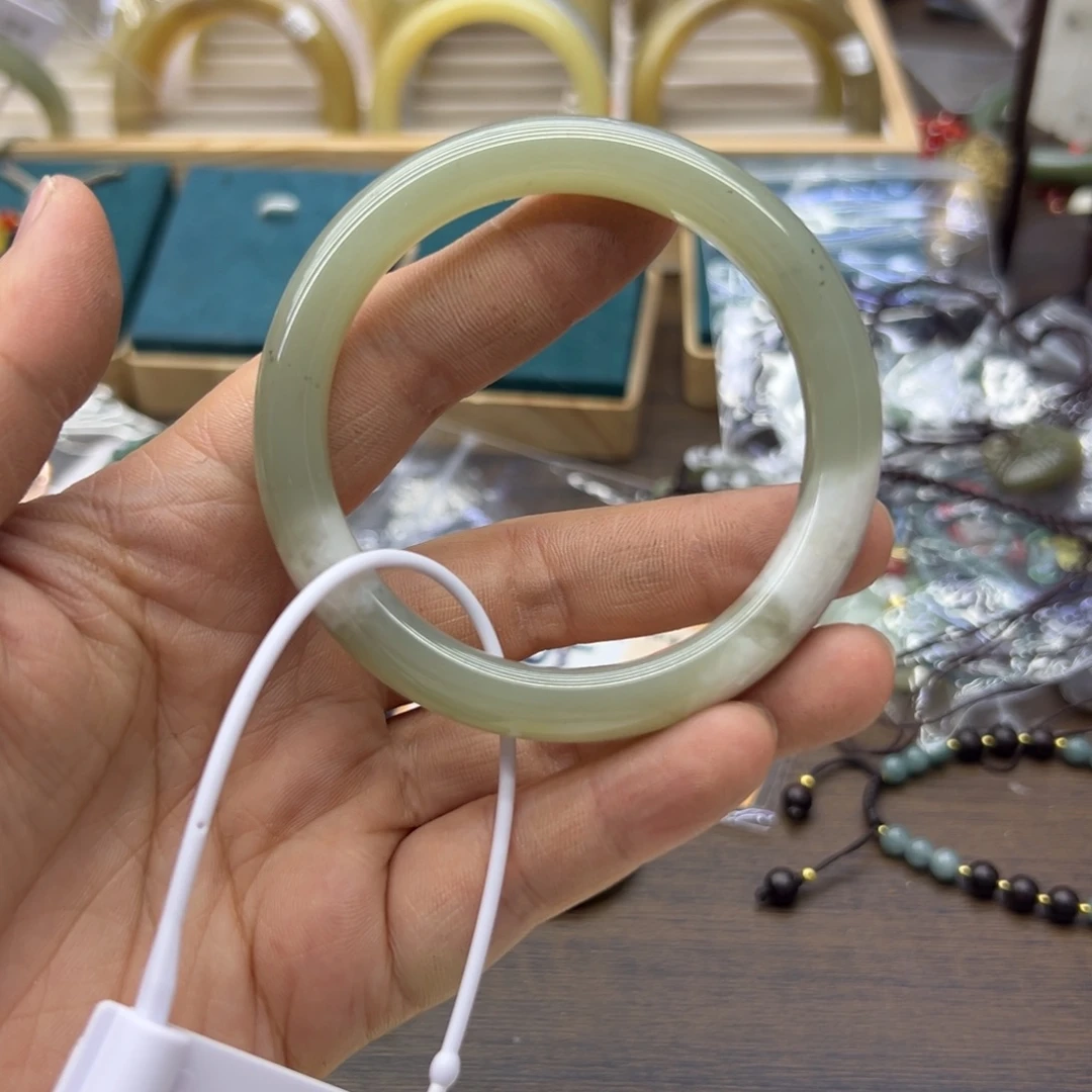 和田玉未镶嵌手镯57.8圈围984瑕