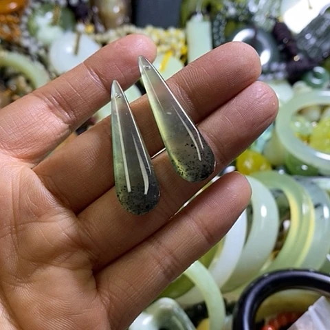 岫玉未镶嵌耳环一对