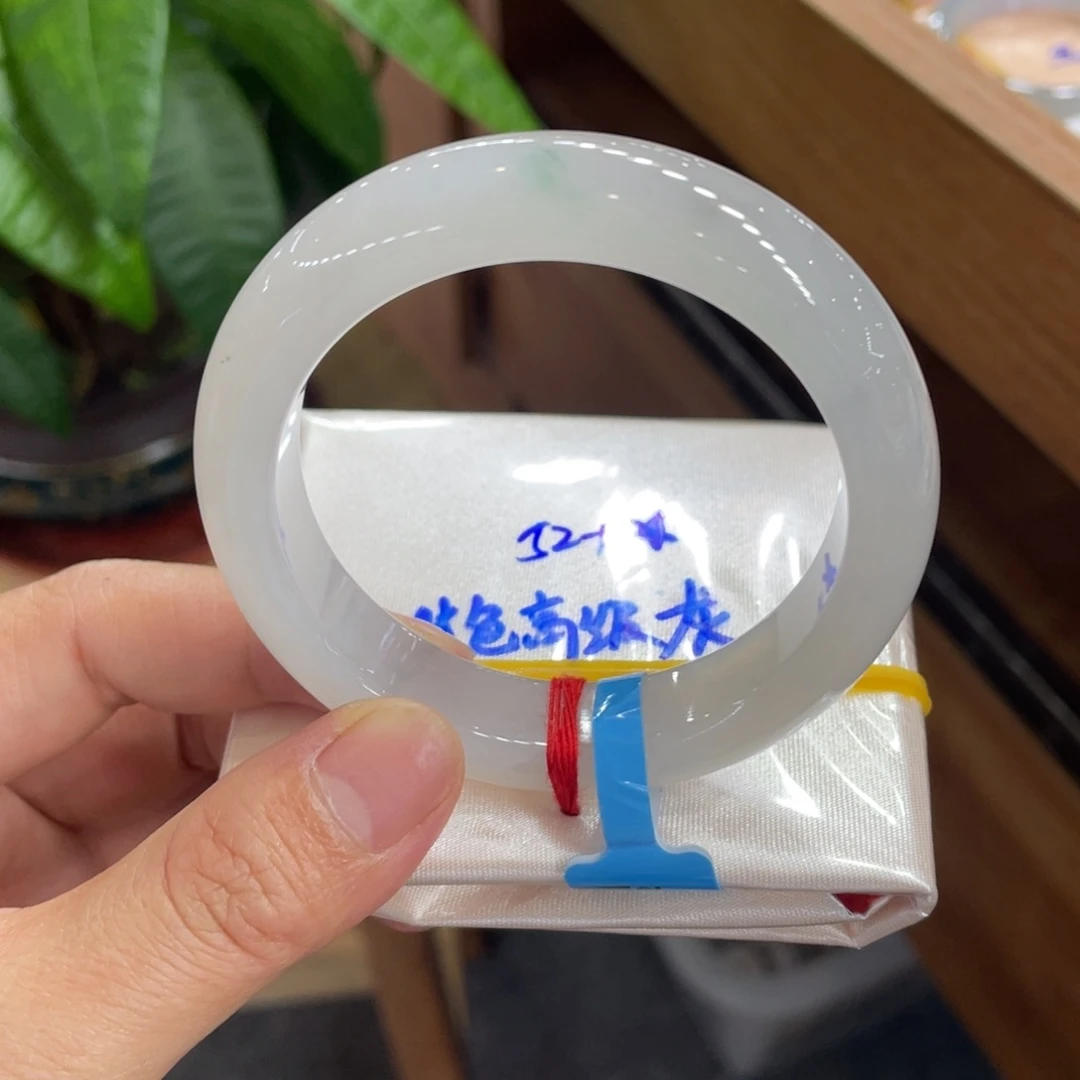 翡翠手镯未镶嵌天然翡翠