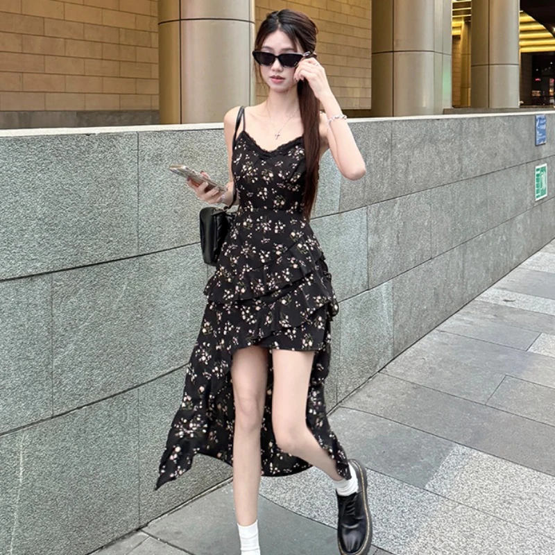 黑色不规则荷叶边碎花吊带连衣裙女春夏款设计感收腰显瘦绝美裙子