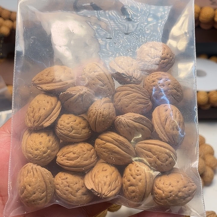 沈***郭桃核手串奶油核钱袋子手持