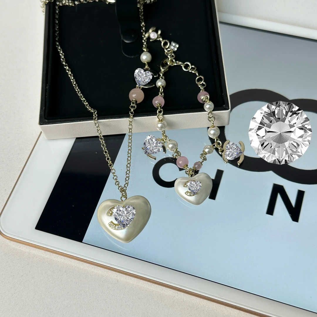 铜合金项链 白色桃心小香风项链温柔轻奢简约设计感