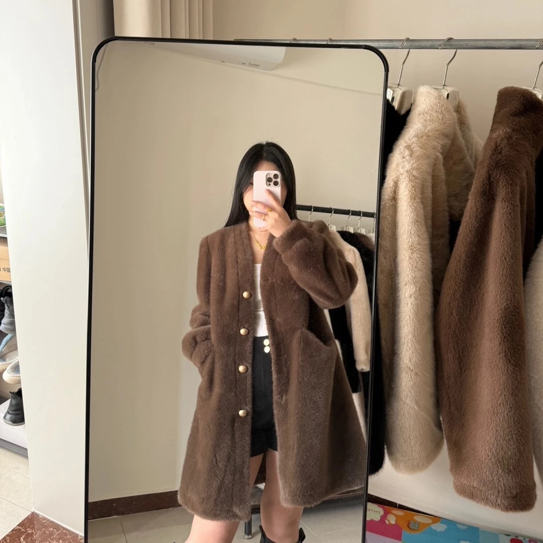 新款网红气质皮毛一体金属扣v字领中长款轻奢风女款冬季时尚百搭