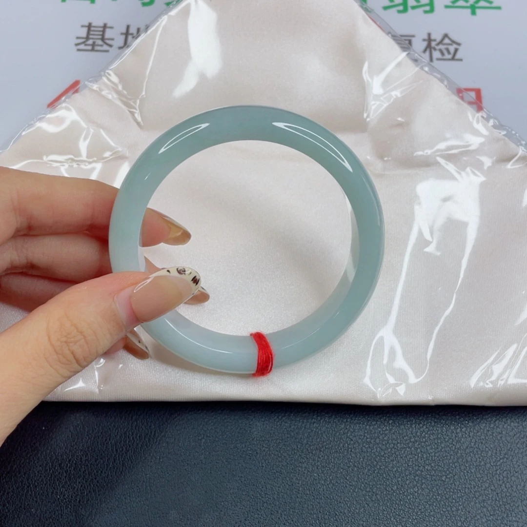 翡翠未镶嵌手镯冰蓝