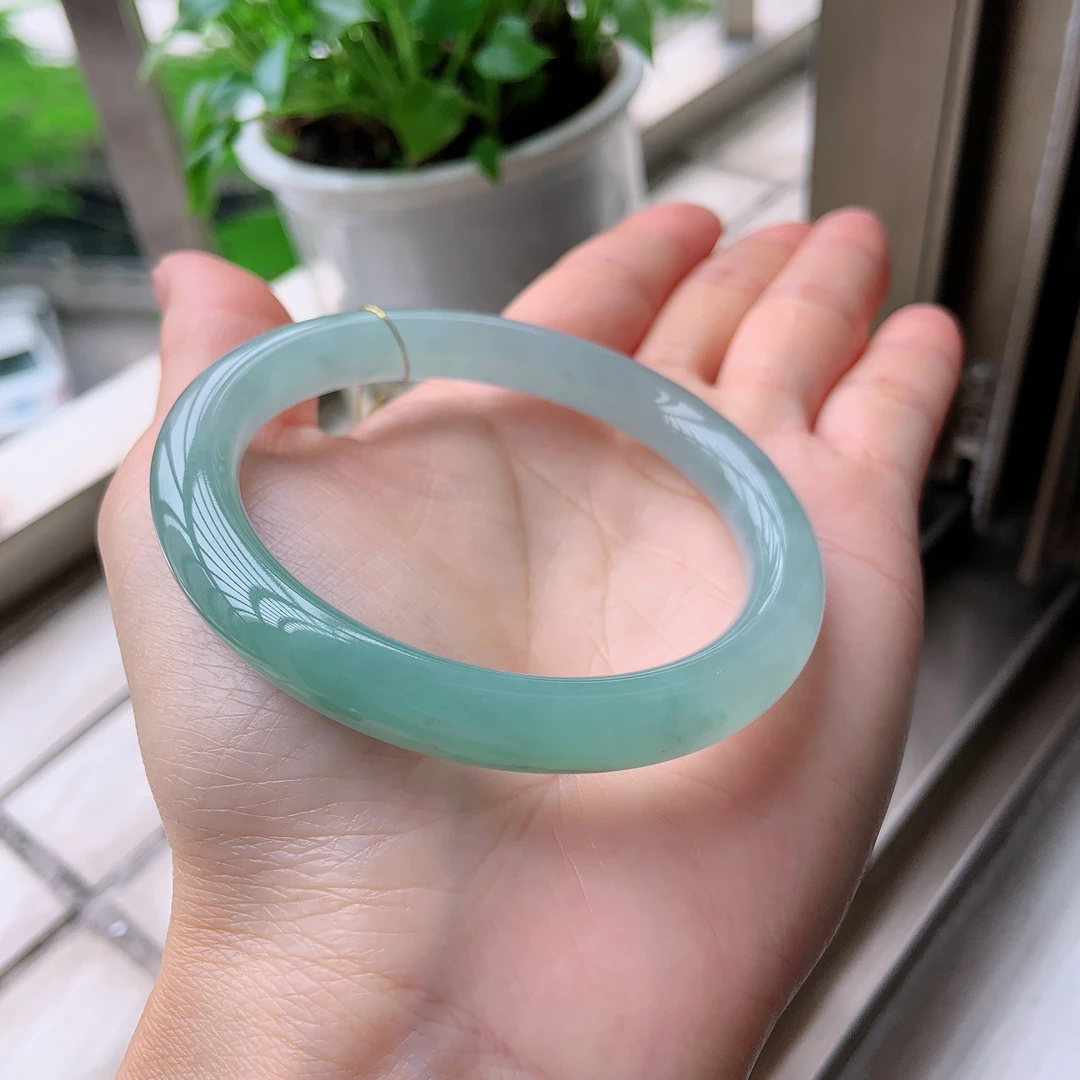 56➕圈冰种冰透带绿（圆镯）缅甸天然a货翡翠时尚浅绿女款