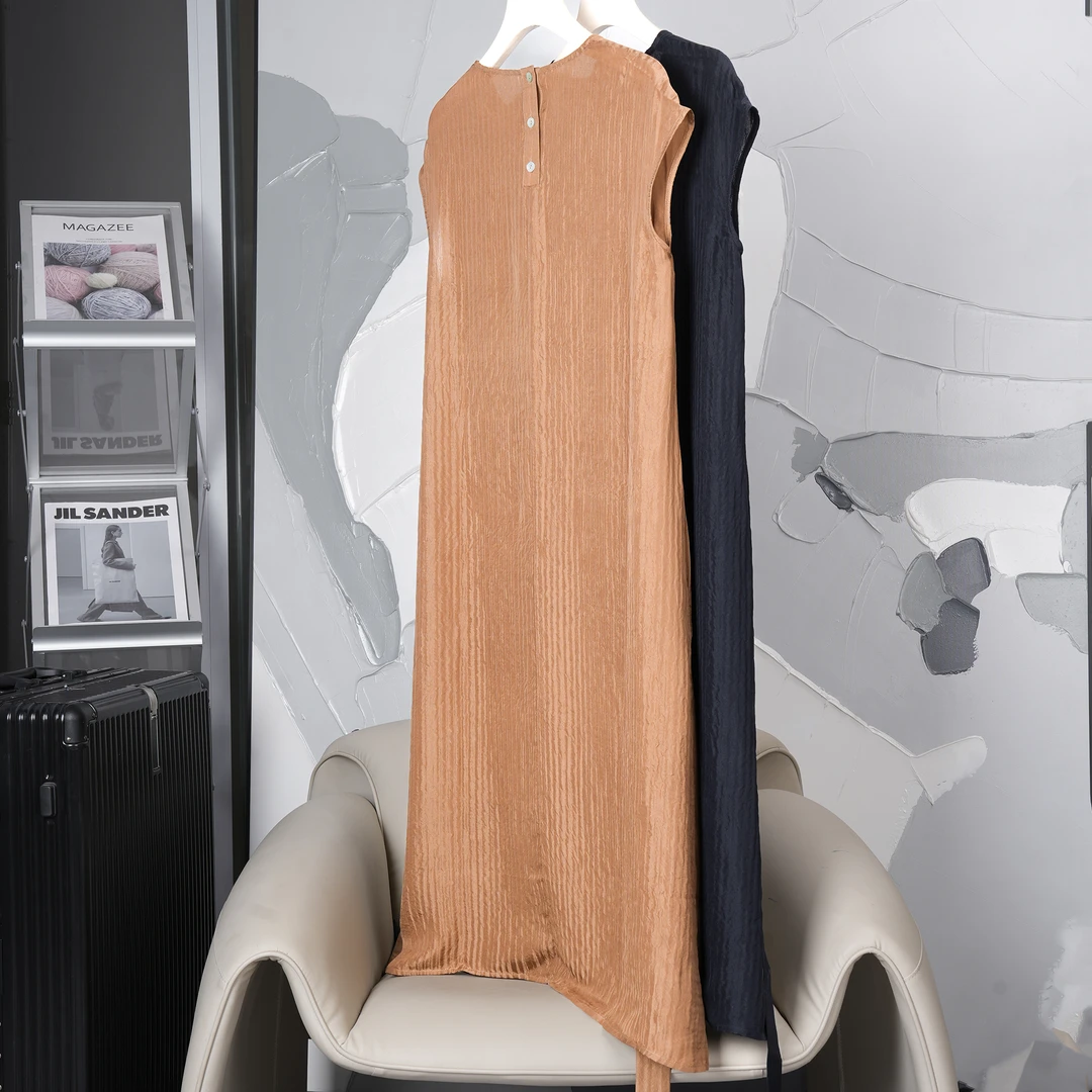 【主打轻盈】.100桑蚕丝圆领无袖褶皱纹理感法式意美风长裙42229