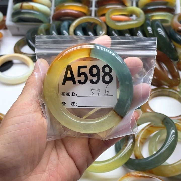 蛇纹石玉未镶嵌手镯南***秋