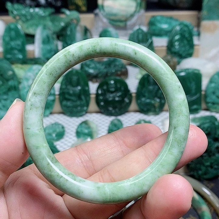 未镶嵌独山玉手镯