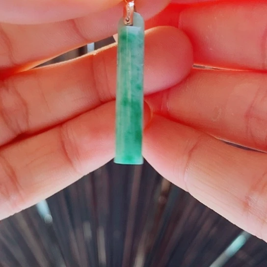 翡翠未镶嵌颈饰一会下班去