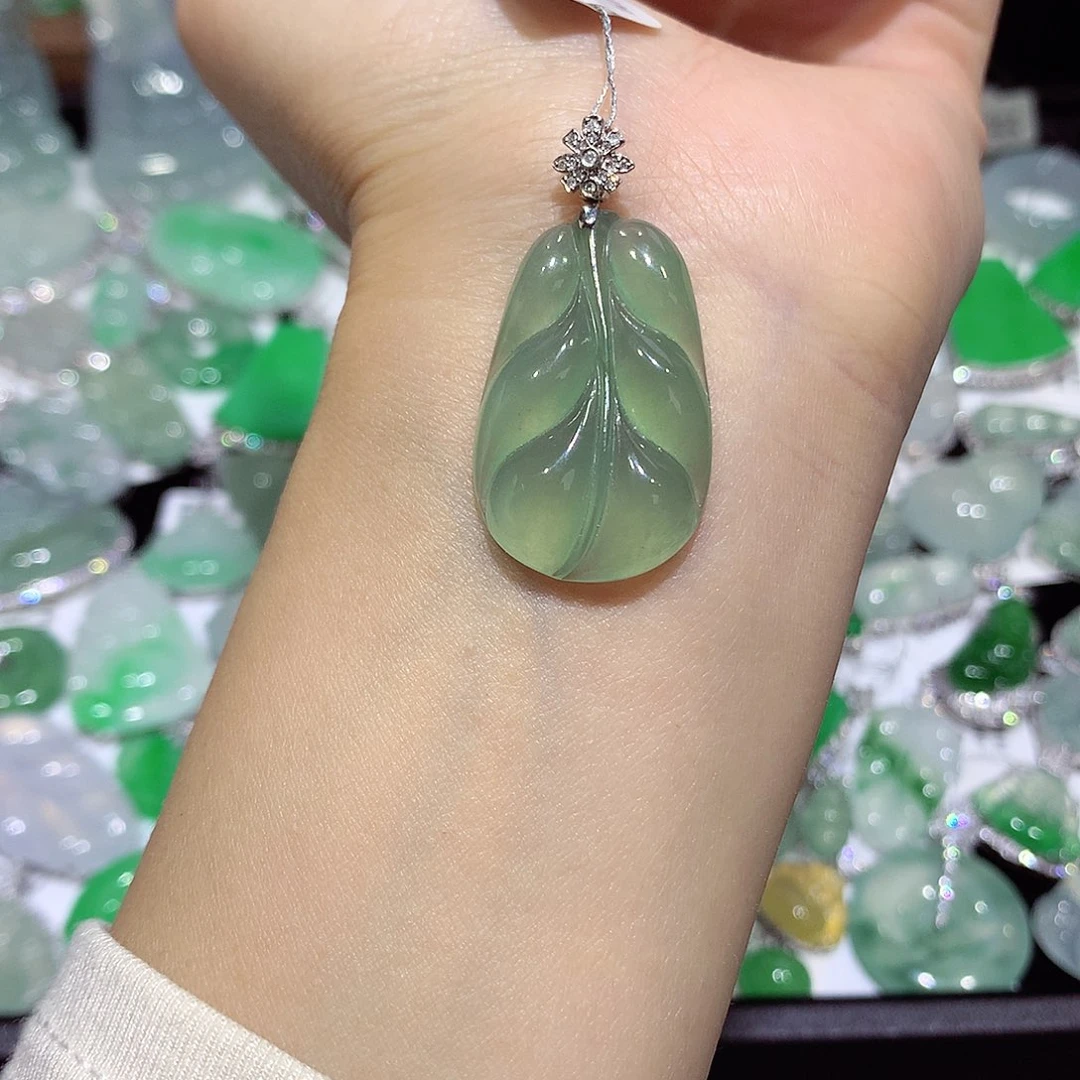 翡翠18K金镶嵌颈饰叶