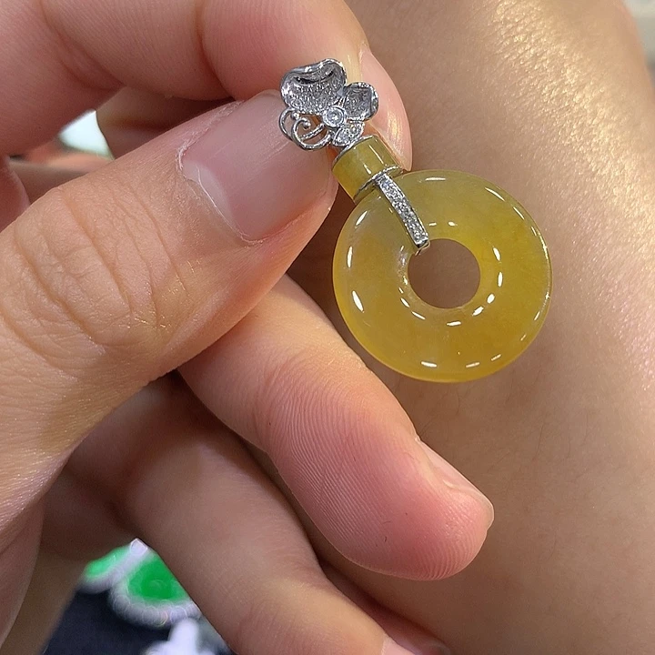 翡翠18K金镶嵌颈饰甜甜圈