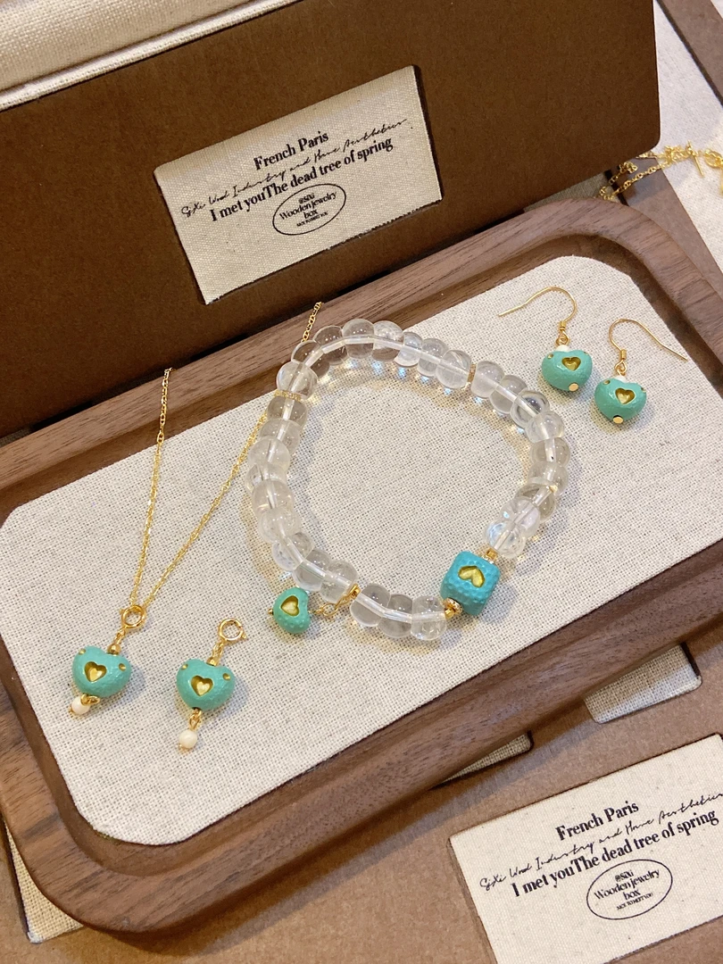 A52 925银菱镁矿猛牙牙爱心吊坠