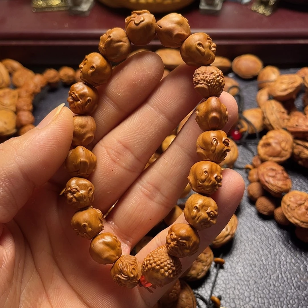 龙纹桃核雕刻瑕疵罗汉