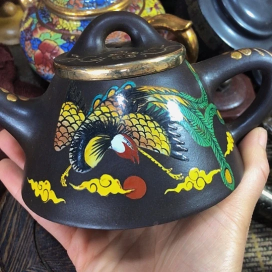 茶壶紫砂原矿泥料手工制作的一把紫砂壶。