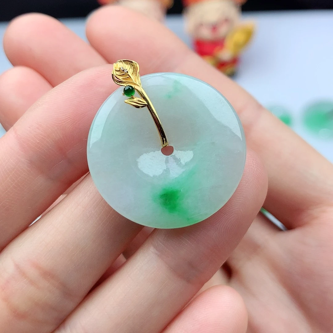 翡翠颈饰18K金镶嵌阳**人翡翠