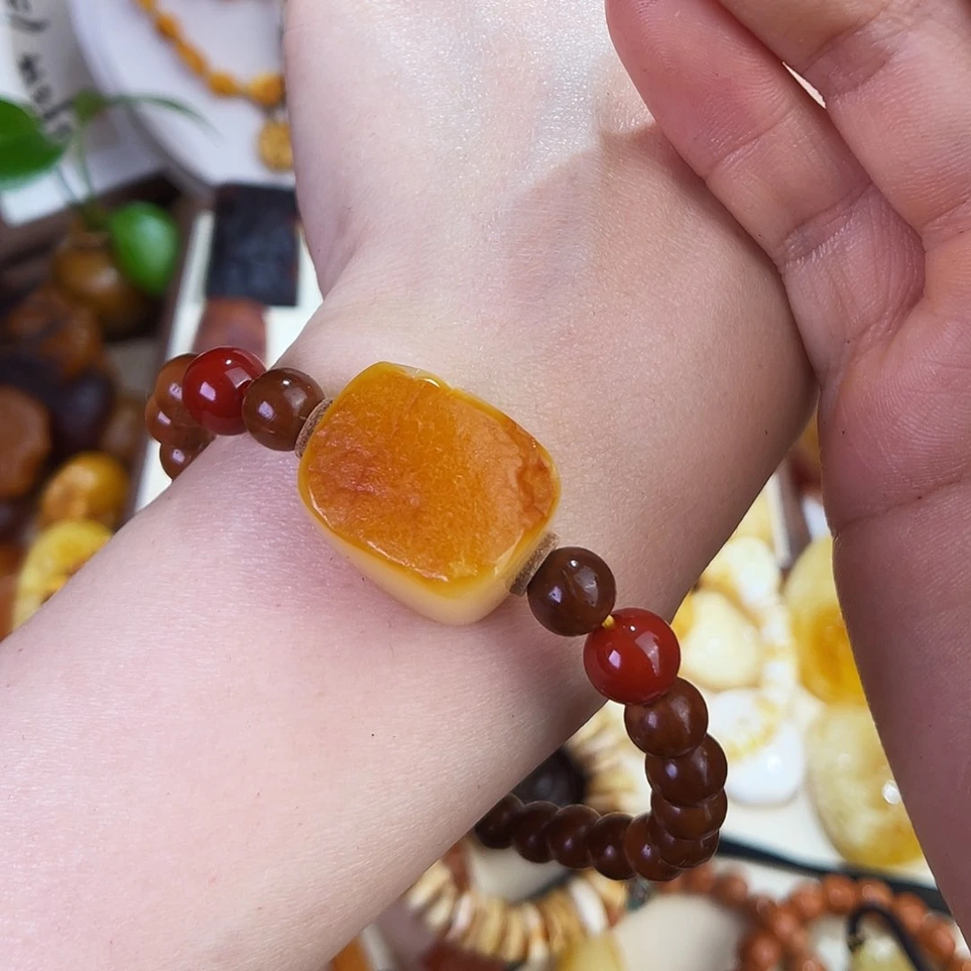 琥珀珠宝奇石未镶嵌。