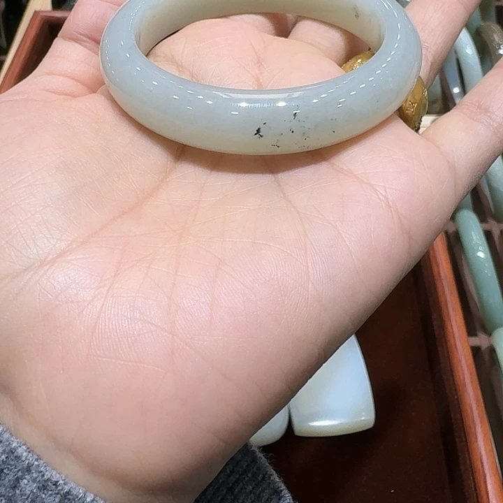 l***n和田玉（糖玉）未镶嵌手链