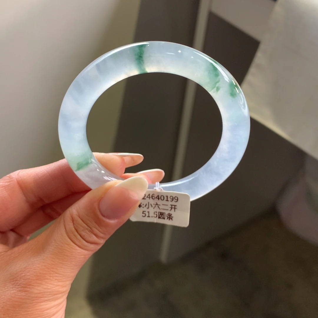 翡翠手镯未镶嵌高冰起光飘绿花51.5圆条