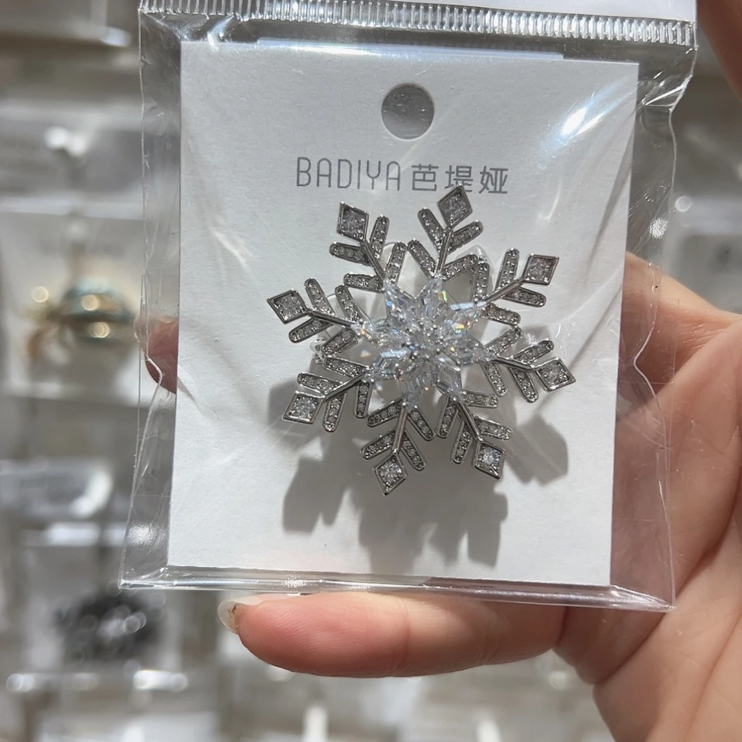 皮质铁合金雪花旋转胸针