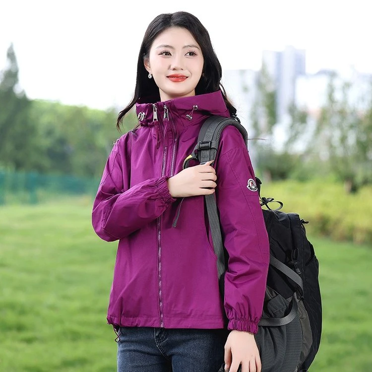 2025春款上新女士冲锋衣休闲连帽外套新款户外中年妈妈装夹克