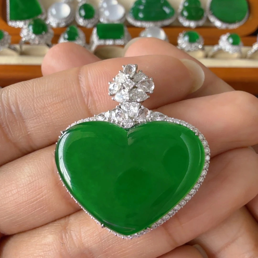 翡翠18K金镶嵌颈饰吊坠