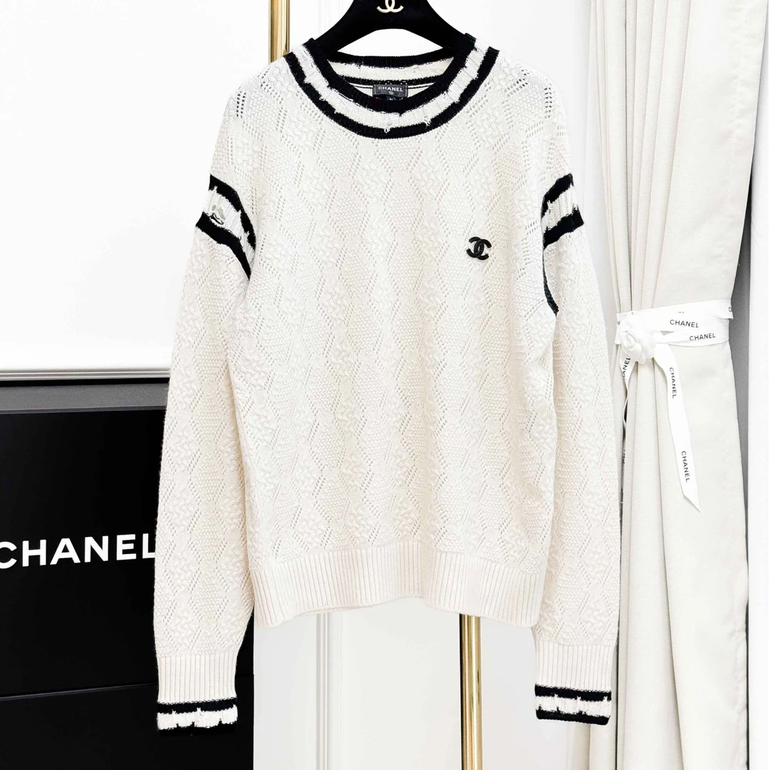 99新 Chanel/香奈儿 36码22C米白色拼黑色边破坏镂空圆领针织上衣