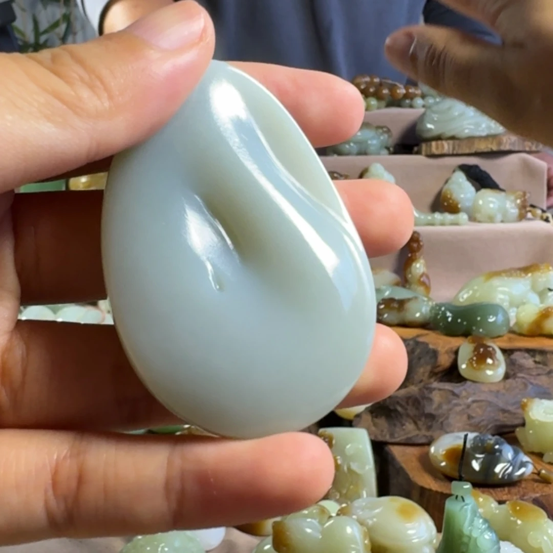 颈饰未镶嵌和田玉（糖玉）