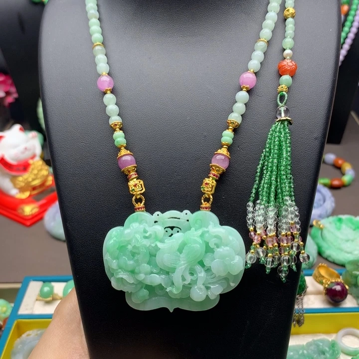 翡翠未镶嵌颈饰翡翠花牌