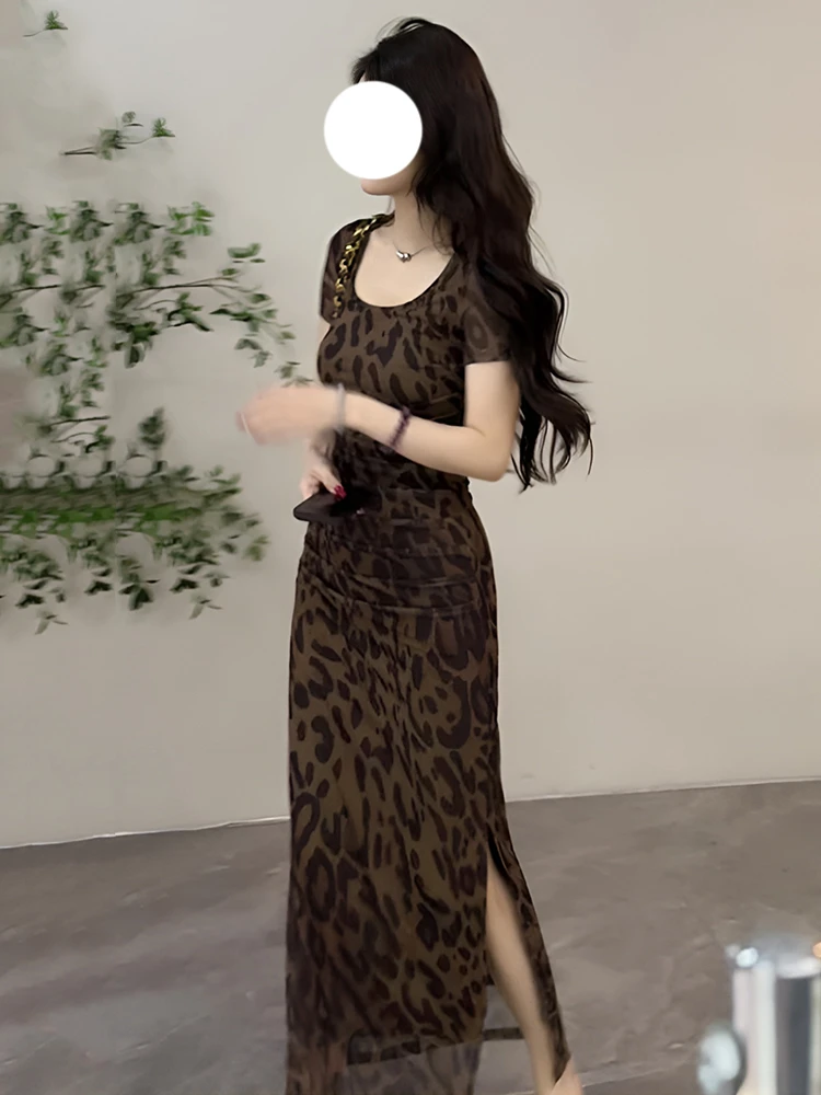 纯欲风性感豹纹短袖连衣裙女2025夏季新款修身显瘦气质开叉包臀裙