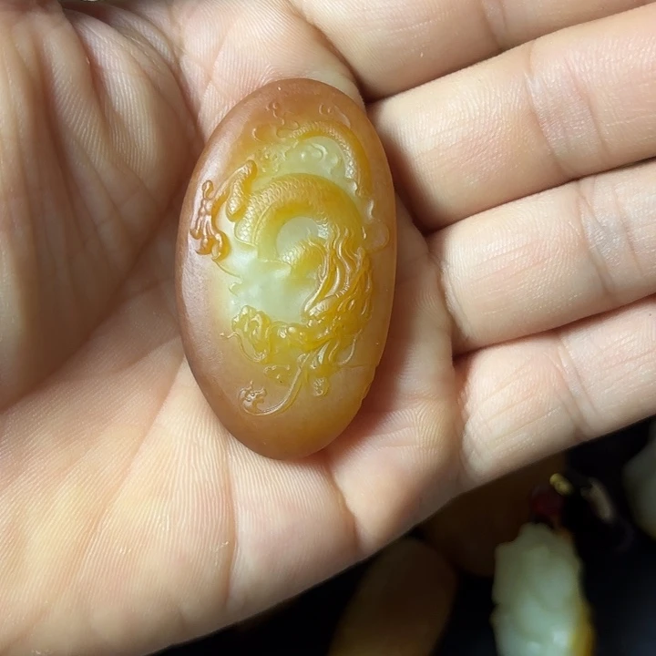 虹***蔷和田玉未镶嵌颈饰