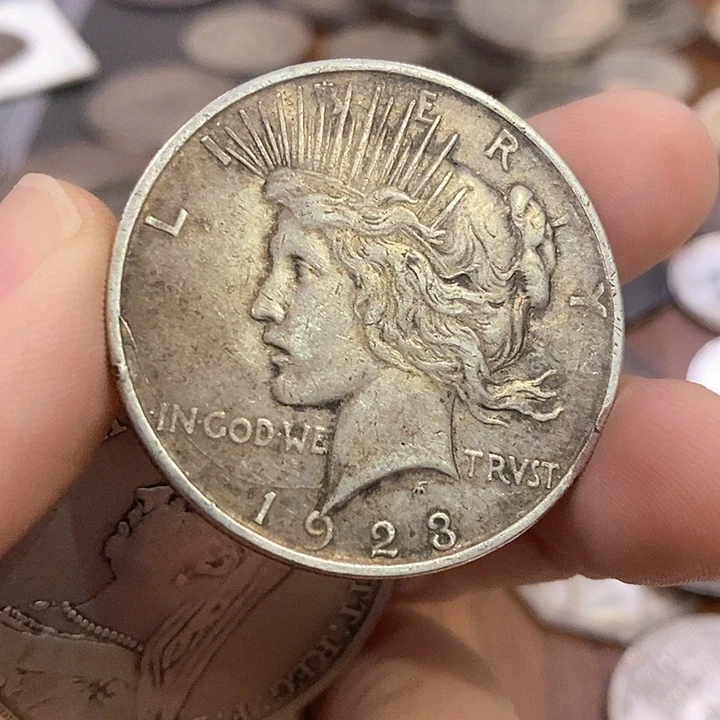 和***馨银Ag900如图一个银币