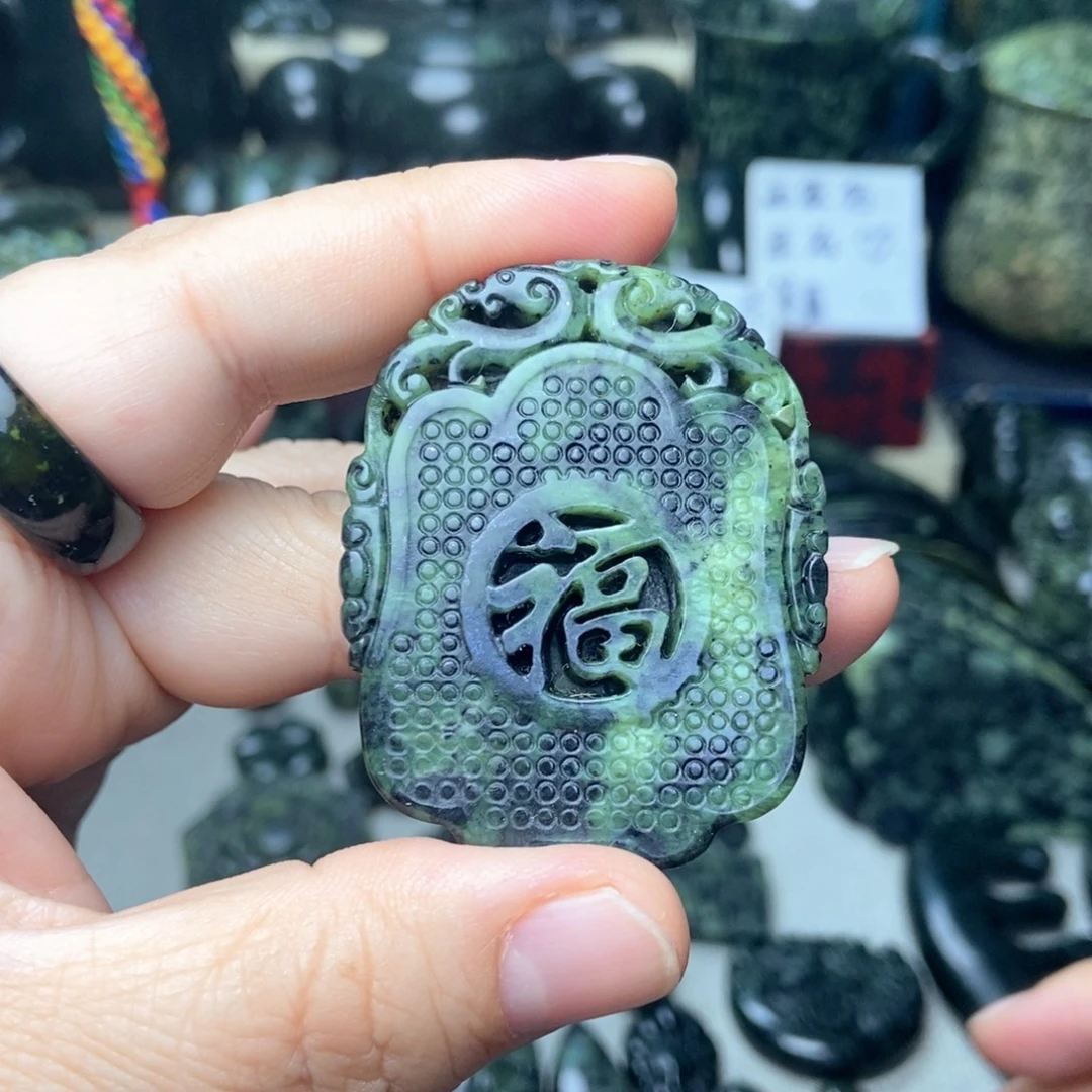 蛇纹石玉未镶嵌手中有福
