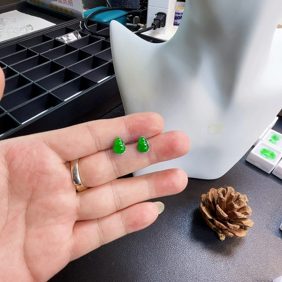 裸石翡翠JF002辣阳绿葫芦一对