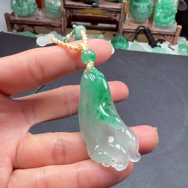 颈饰未镶嵌石英质玉