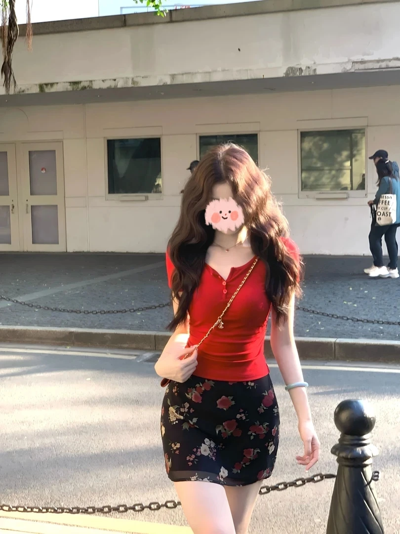 纯欲气质红色针织衫女夏季新款修身显瘦御姐短袖上衣碎花半身裙