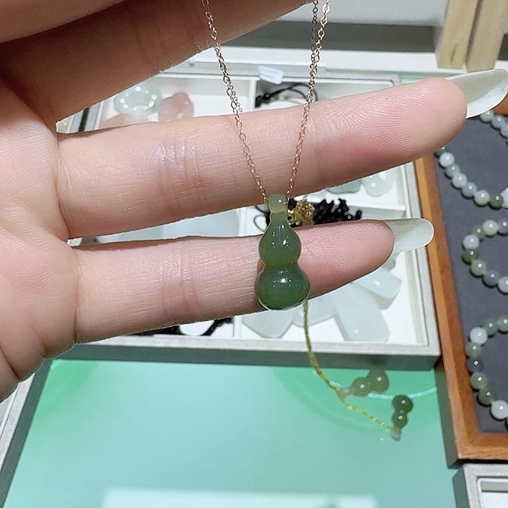 石英质玉合金颈饰